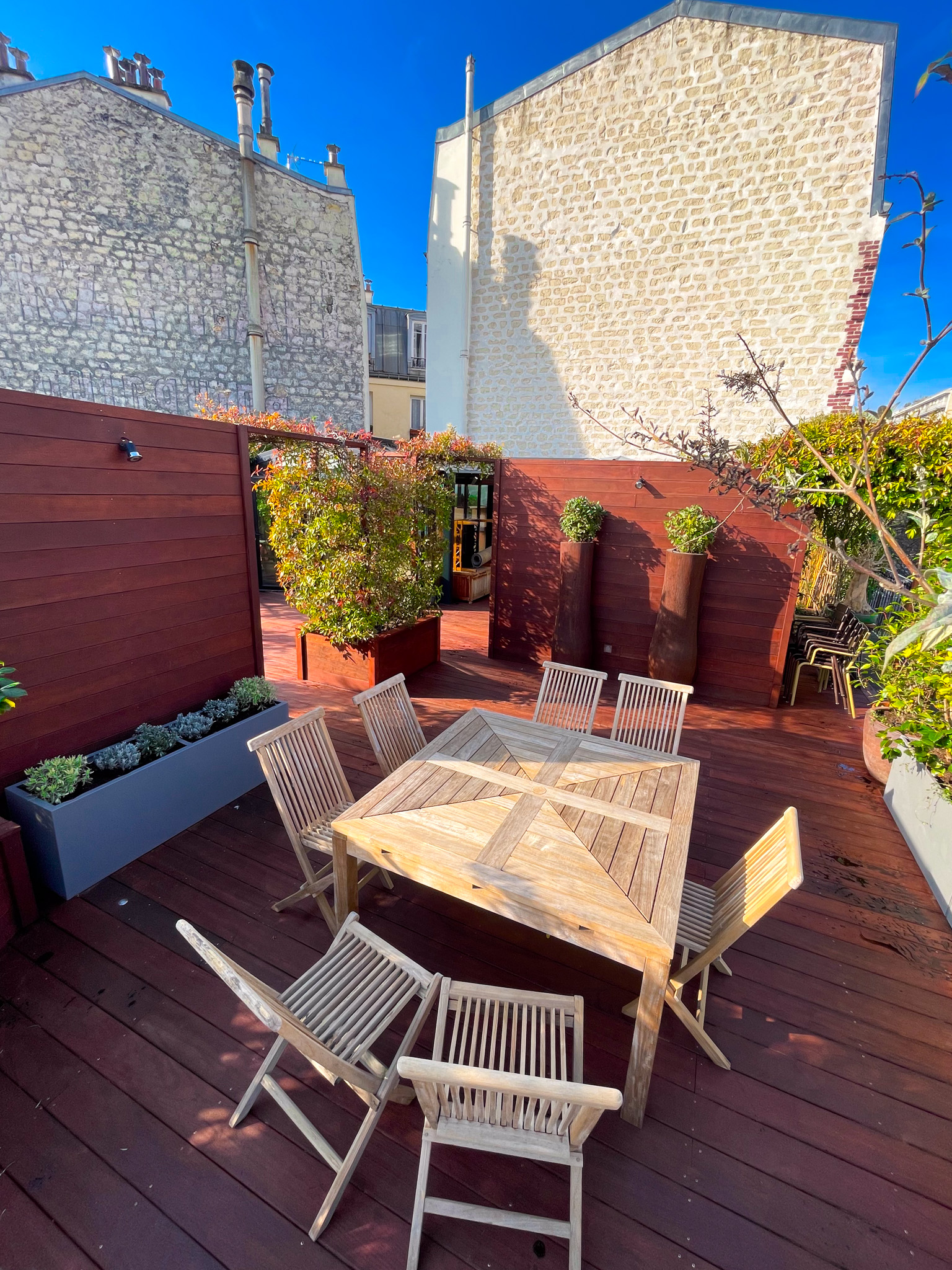 Deck, jardinières, arches et habillage de cheminées en bois exotique